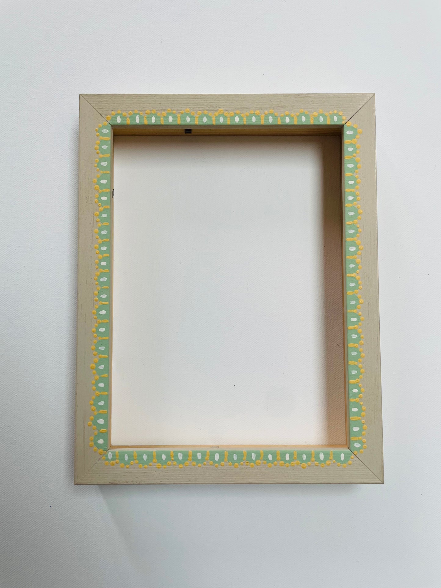 hand-painted frame – green scallops on off white