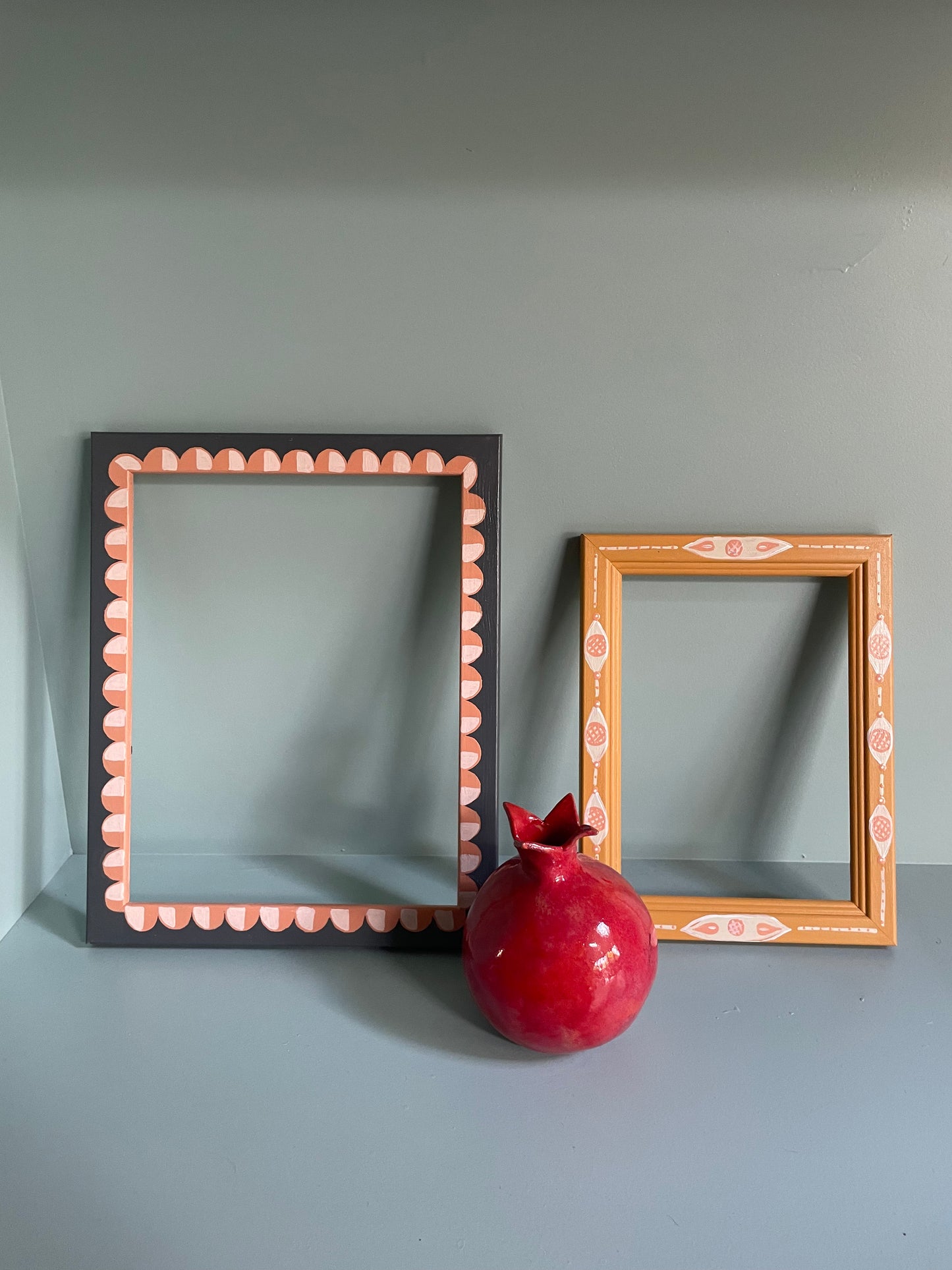 hand-painted frame – orange scallops on black
